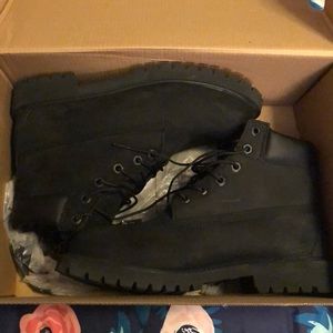 Black timberlands boots !!